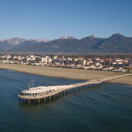 Appartmento Fronte Mare Con Garage Esclusivo Lido di Camaiore